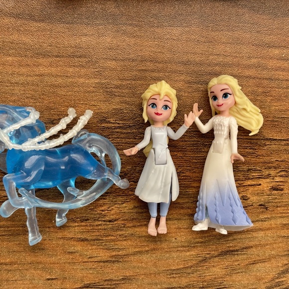 Disney FROZEN 2 Portable Pop Up Ahtohallan Playset 2 ELSA toy figures & horse - Picture 2 of 10